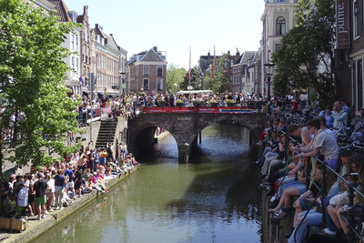 904268 Afbeelding van het publiek langs de Oudegracht te Utrecht, ter hoogte van de Vismarkt en de Zoutmarkt, in ...